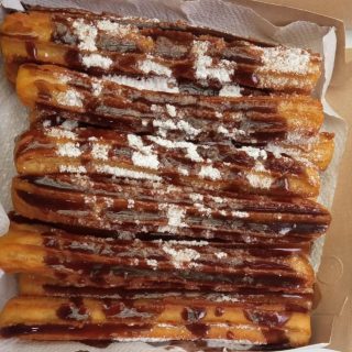 Churros_con_salsa_upscaled